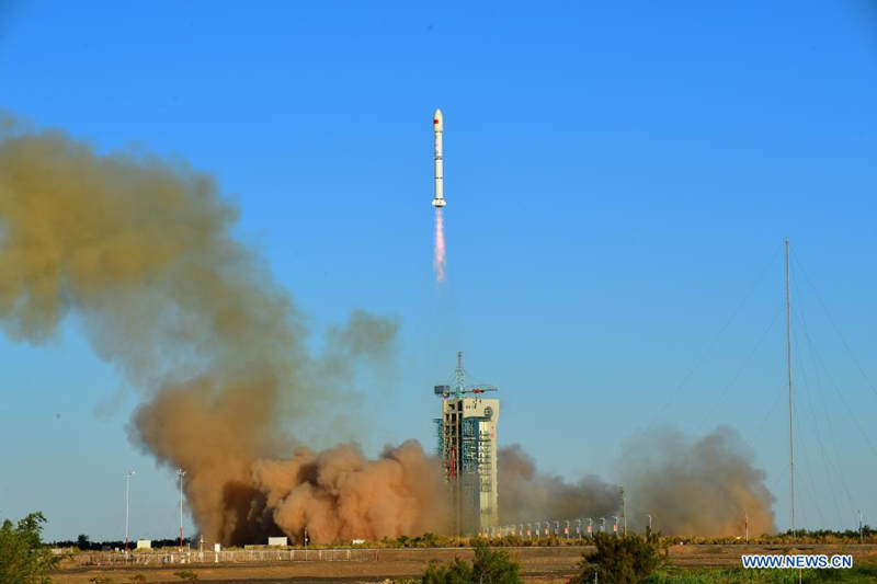 China lanza 2 satélites experimentales