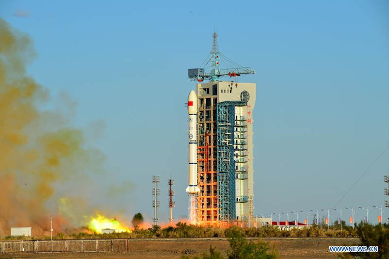 China lanza 2 satélites experimentales