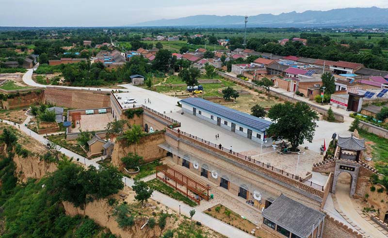 La foto aérea muestra paneles fotovoltaicos instalados en los tejados de la aldea de Zhuangshang en Yuncheng, provincia de Shanxi. [Foto de Xiao Yongjie / para chinadaily.com.cn]