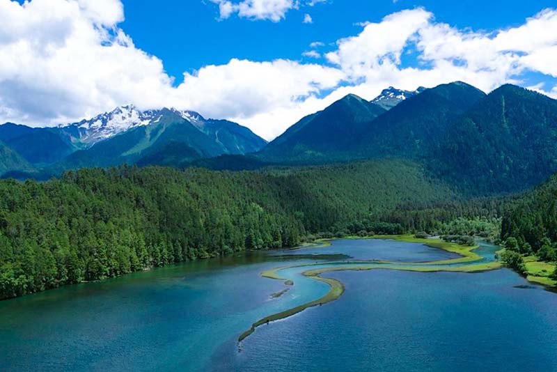 La foto muestra el lugar turístico del lago en el condado Bome de la ciudad de Nyingchi, en la región autónoma del Tíbet, suroeste de China. (Lu Wenkai / Pueblo en Línea)