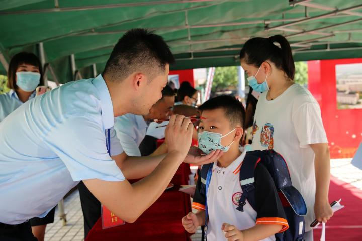 China evitará cargas de trabajo excesivas para estudiantes jóvenes