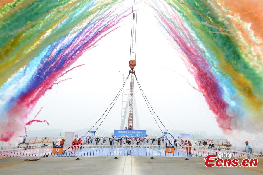 El puente atirantado de carretera y ferrocarril más largo del mundo se conecta en Chongqing