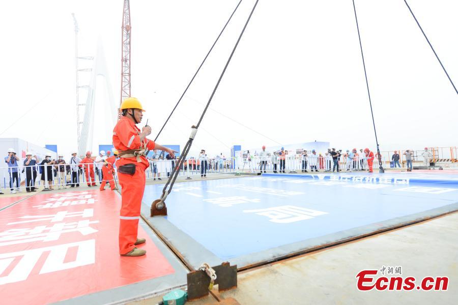 El puente atirantado de carretera y ferrocarril más largo del mundo se conecta en Chongqing