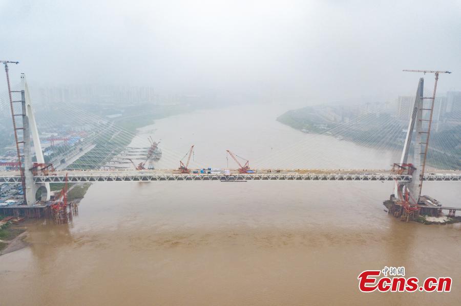 El puente atirantado de carretera y ferrocarril más largo del mundo se conecta en Chongqing