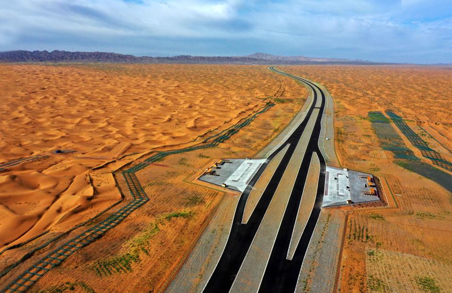 Autopista que cruza el desierto de Tengger avanza hacia su inauguración