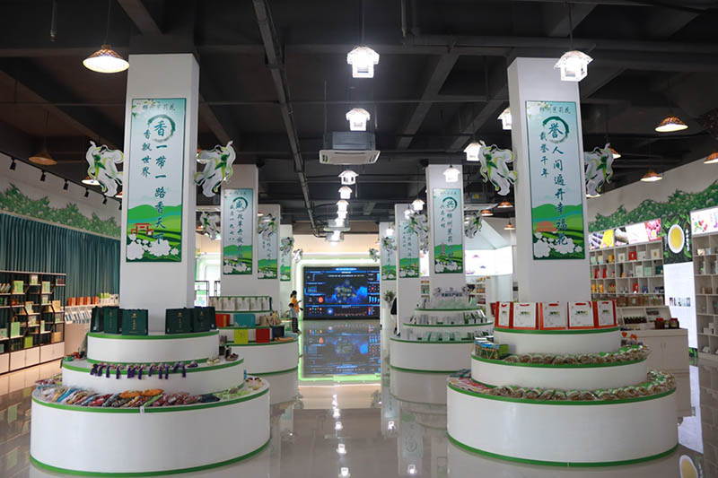 En un parque de comercio electrónico en Hengzhou, en la región autónoma Zhuang de Guangxi, en el suroeste de China, se exhiben todo tipo de productos de jazmín. (Foto / Wu Mingjiang)