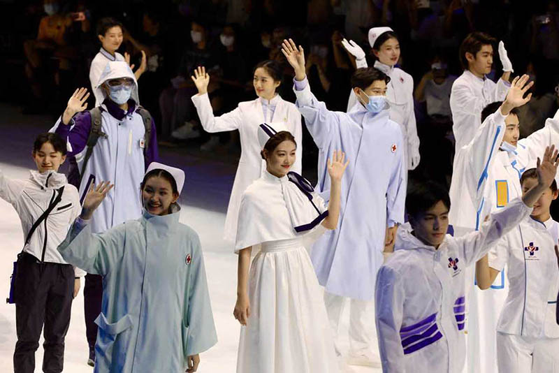 La Semana de la Moda de China rinde homenaje a los trabajadores médicos en la pasarela