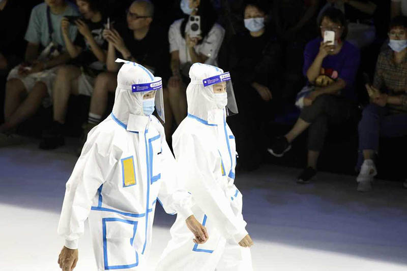 La Semana de la Moda de China rinde homenaje a los trabajadores médicos en la pasarela