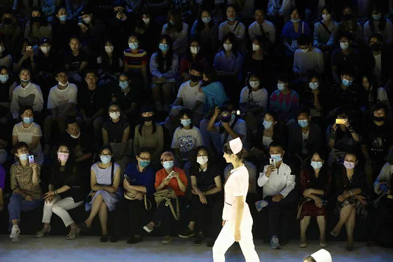 La Semana de la Moda de China rinde homenaje a los trabajadores médicos en la pasarela