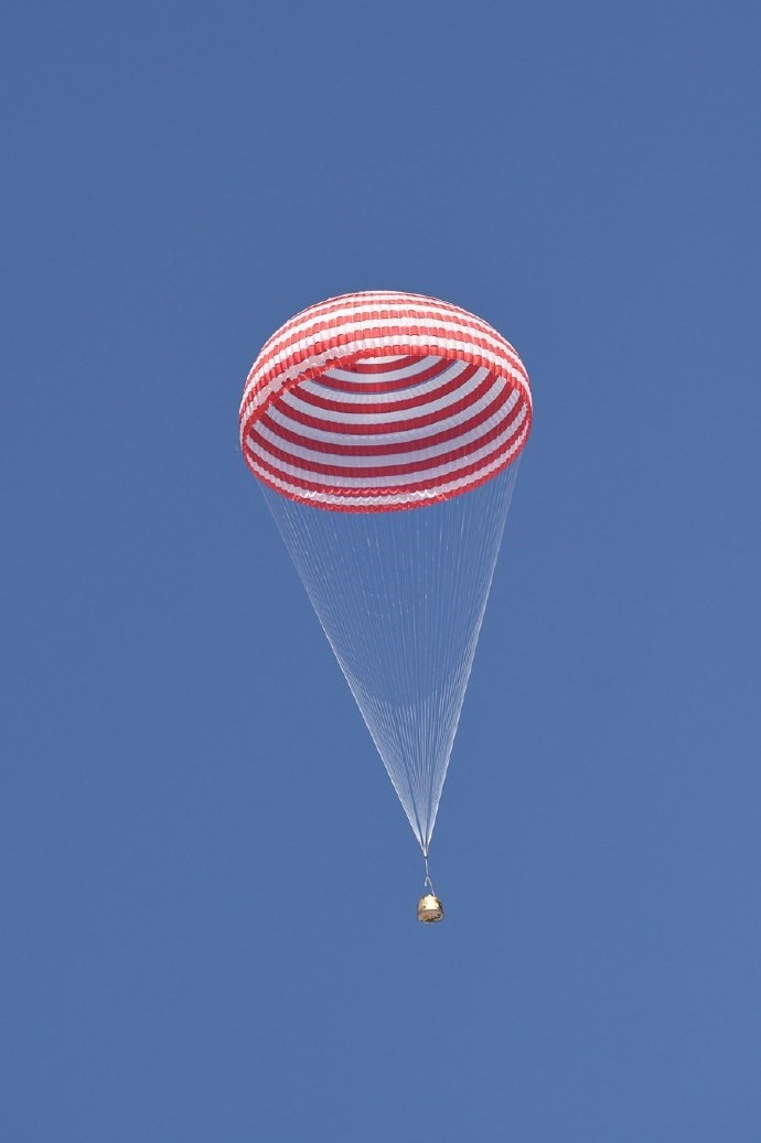 El 17 de septiembre de 2021, la cápsula de retorno de la nave espacial tripulada Shenzhou-12 aterrizó en el lugar de aterrizaje de Dongfeng en la región autónoma de Mongolia Interior, en el norte de China. (Ren Junchuan / Xinhua)