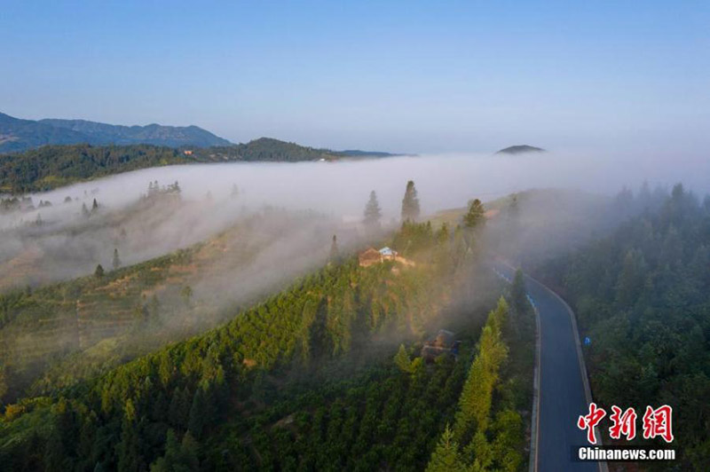 Impresionantes imágenes de un pueblo cubierto de niebla en Guizhou