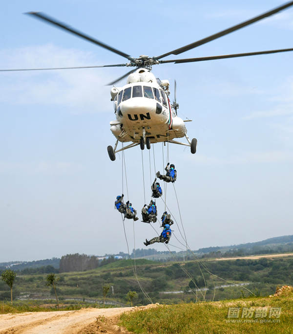 Del 6 al 15 de septiembre se llevó a cabo en China el ejercicio internacional de mantenimiento de la paz "Destino común-2021". La imagen muestra a los oficiales y soldados chinos descendiendo rápidamente de un helicóptero durante el ejercicio de escolta armada. La imagen proviene del sitio web del Ministerio de Defensa Nacional de China.