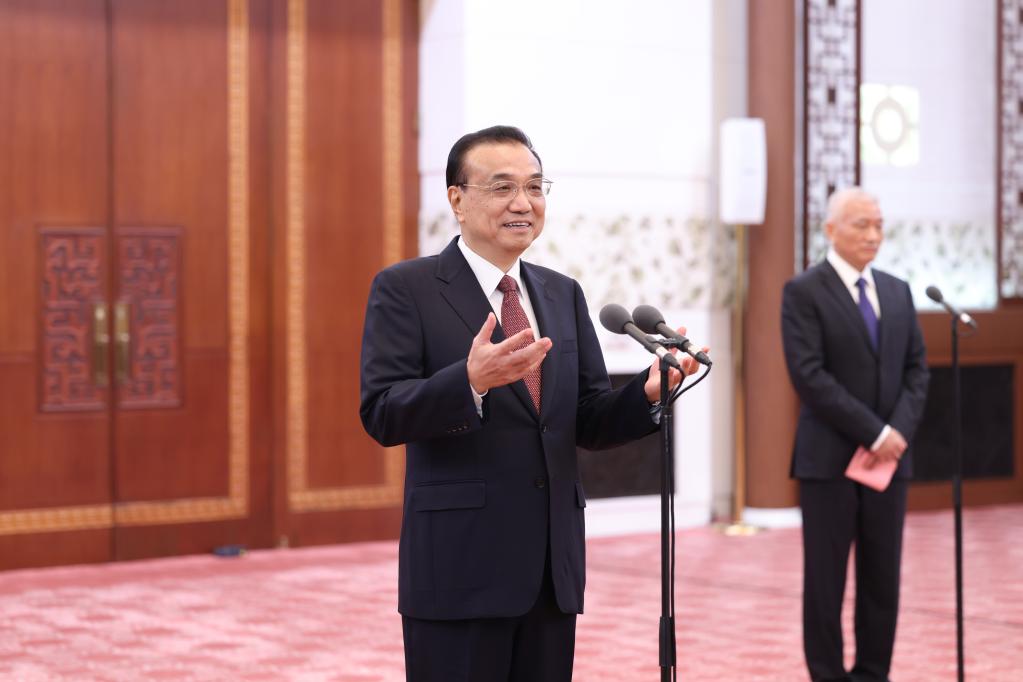 BEIJING, 30 septiembre, 2021 (Xinhua) -- El primer ministro chino, Li Keqiang, se reúne con expertos extranjeros que recibieron el Premio de la Amistad en 2020 y 2021, otorgado anualmente por el Gobierno chino para honrar a expertos extranjeros destacados en China, en el Gran Palacio del Pueblo, en Beijing, capital de China, el 30 de septiembre de 2021. El viceprimer ministro Han Zheng también asistió al evento. (Xinhua/Liu Bin)