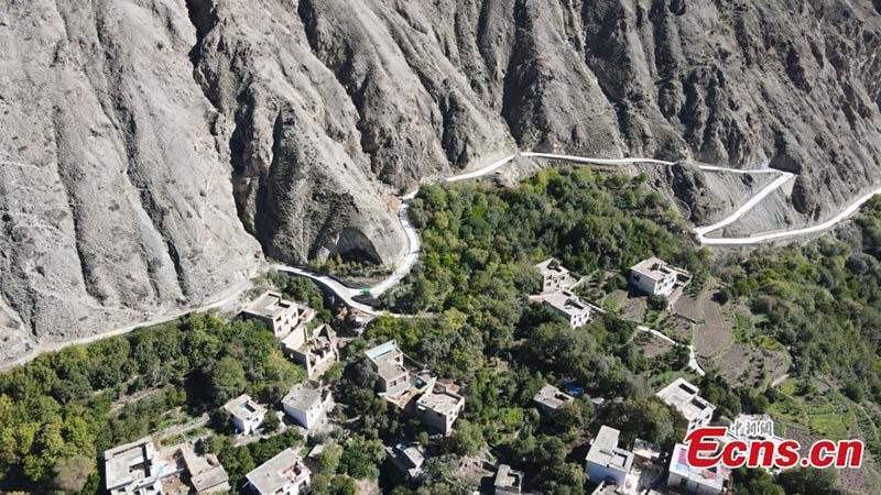 Casas de estilo tibetano en el municipio Dongba, Región Autónoma del Tíbet, China, 23 de octubre del 2021. (Foto: Servicio de Noticias de China/ Ran Wenjuan)