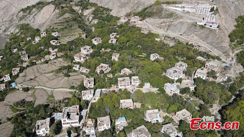 Casas de estilo tibetano en el municipio Dongba, Región Autónoma del Tíbet, China, 23 de octubre del 2021. (Foto: Servicio de Noticias de China/ Ran Wenjuan)