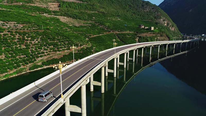 La autopista Guzhao serpentea sobre el río Xiangxi en el condado de Xingshan, en la provincia central china de Hubei. (Foto: Servicio de Noticias de China/ Yuan Xuanguo)