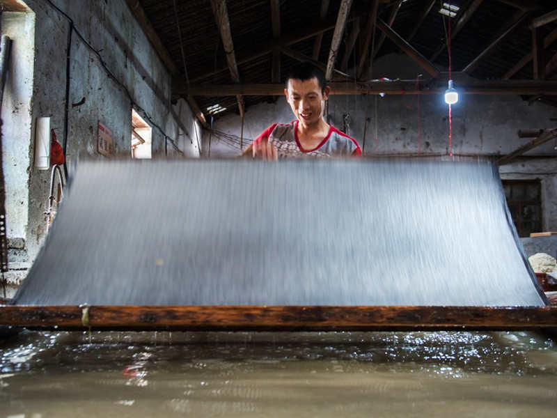 Fujian sigue fabricando a mano el tradicional papel chino de bambú