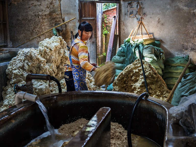 Fujian sigue fabricando a mano el tradicional papel chino de bambú