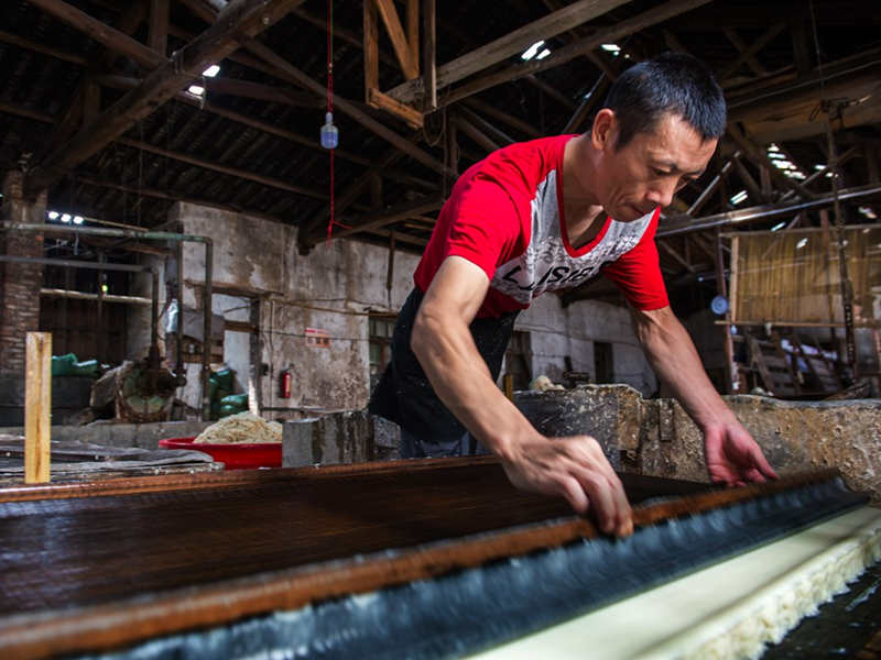 Fujian sigue fabricando a mano el tradicional papel chino de bambú