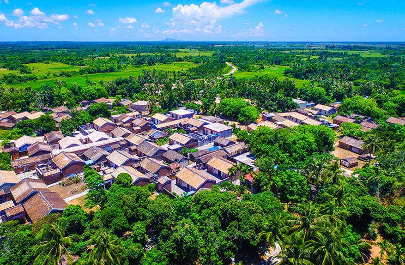 La foto muestra alojamientos rurales de estancias compartidas en la aldea de Tianci, ciudad de Wenchang, provincia de Hainan en el sur de China. (Foto cortesía del Departamento de Publicidad de Wenchang)