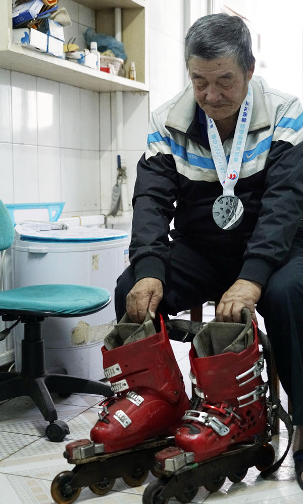 Han Tongyuan ense?a los patines que guarda en su casa de Jilin. [Foto: Zhang Yichi/ China Daily]