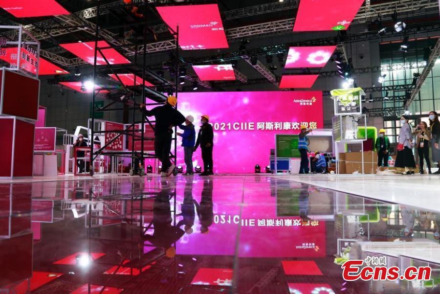 El personal de la exposición está ocupado trabajando en el establecimiento de los stands de la IV Exposición Internacional de Importaciones de China (CIIE, por sus siglas en inglés) a celebrarse en Shanghai, 1o de noviembre del 2021. (Foto: Servicios de Noticias de China/ Tang Yanjun)