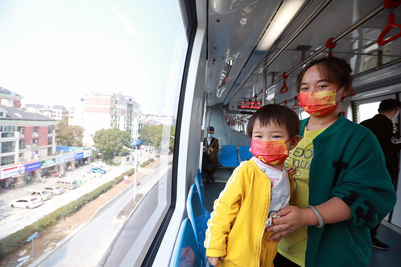 La ciudad de Wuhu, en la provincia de Anhui, en el este de China, inauguró oficialmente su primera línea de monorraíl el 3 de noviembre de 2021. [Foto / people.com.cn]