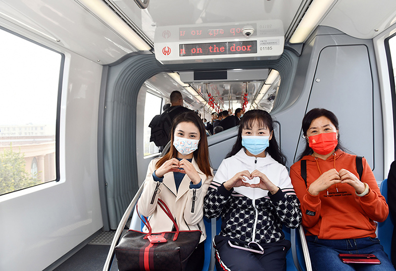 La ciudad de Wuhu, en la provincia de Anhui, en el este de China, inauguró oficialmente su primera línea de monorraíl el 3 de noviembre de 2021. [Foto / people.com.cn]