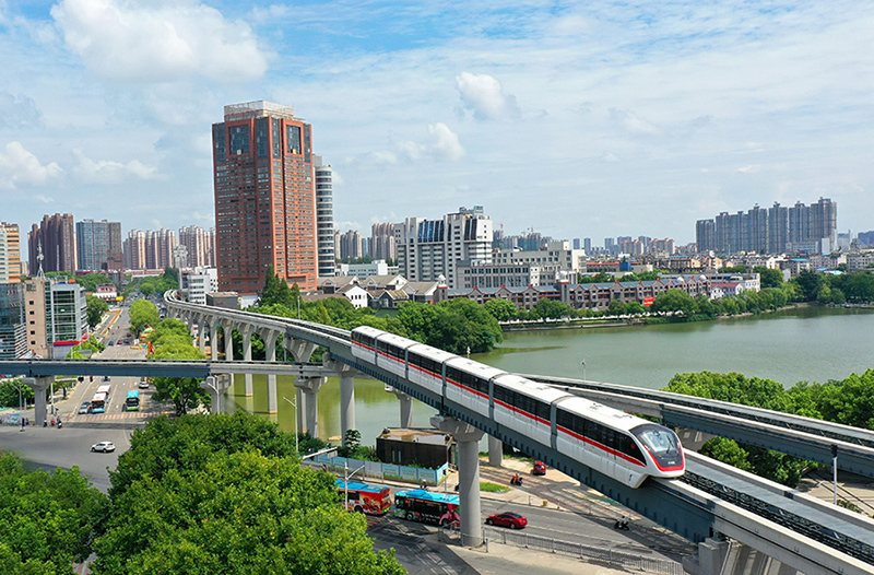 La ciudad de Wuhu, en la provincia de Anhui, en el este de China, inauguró oficialmente su primera línea de monorraíl el 3 de noviembre de 2021. [Foto / people.com.cn]