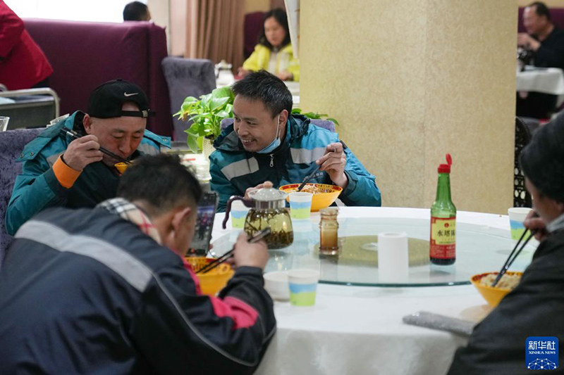 El 7 de noviembre, en el distrito Dongcheng de Beijing, varios mensajeros comieron en el restaurante Xiaoshizao.