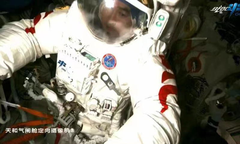 Wang Yaping se convierte en la primera mujer china en caminar en el espacio