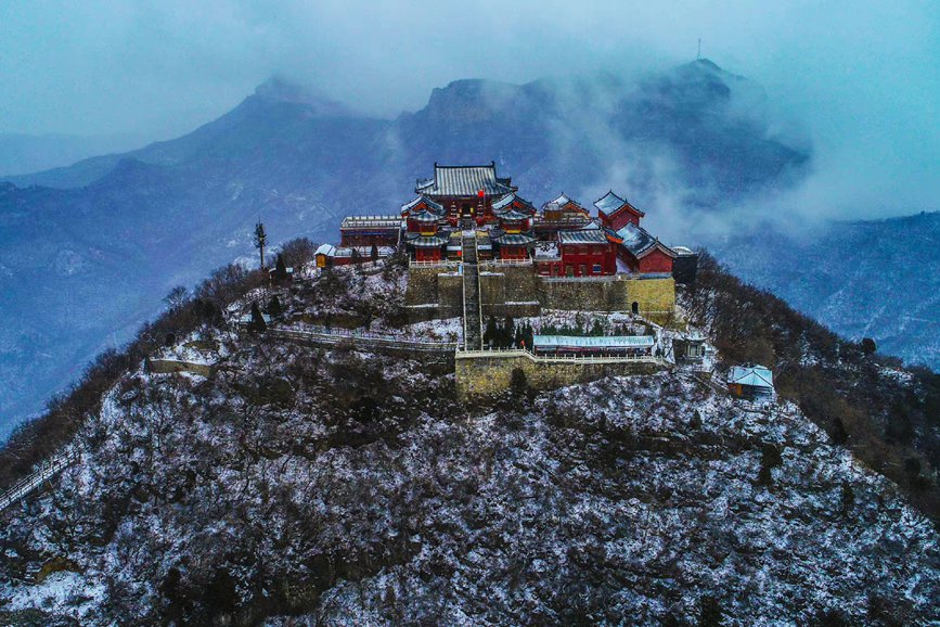 El lugar escénico de la monta?a Yuntai en Jiaozuo, provincia de Henan, en el centro de China, quedó cubierto por la primera nevada de la temporada, ofreciendo una magnífica estampa similar a una pintura de paisaje. (Foto / Wu Peimeng)