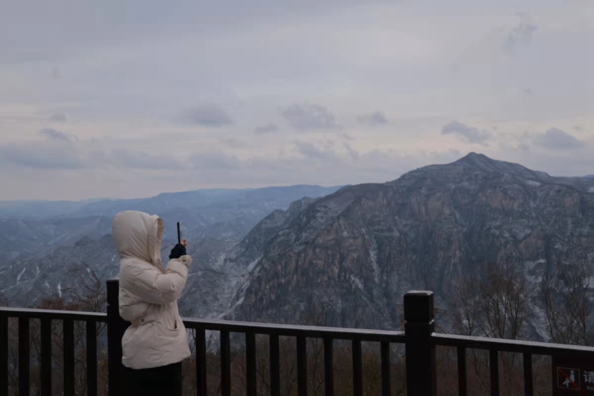 El lugar escénico de la monta?a Yuntai en Jiaozuo, provincia de Henan, en el centro de China, quedó cubierto por la primera nevada de la temporada, ofreciendo una magnífica estampa similar a una pintura de paisaje. (Foto / Wu Peimeng)