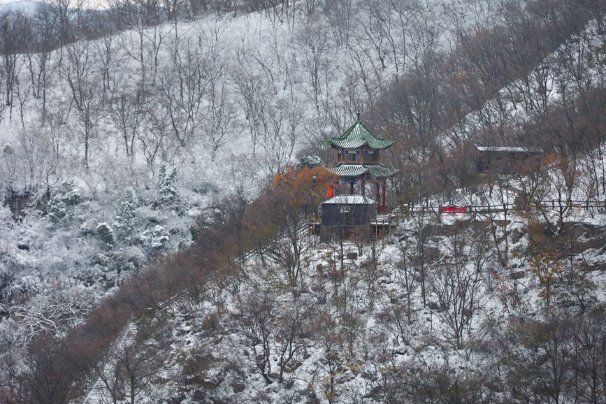 El lugar escénico de la monta?a Yuntai en Jiaozuo, provincia de Henan, en el centro de China, quedó cubierto por la primera nevada de la temporada, ofreciendo una magnífica estampa similar a una pintura de paisaje. (Foto / Wu Peimeng)