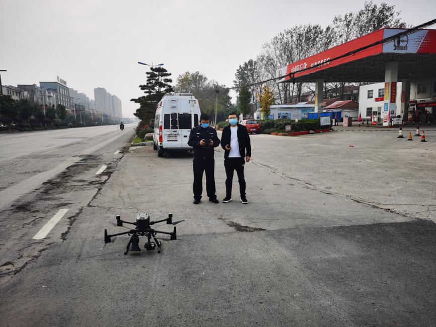 La policía local del condado Fugou en Zhoukou, provincia de Henan, utilizó un dron para entregar medicamentos a una residente el sábado, cuya comunidad está cerrada debido a la cuarentena. [Foto proporcionada a chinadaily.com.cn]