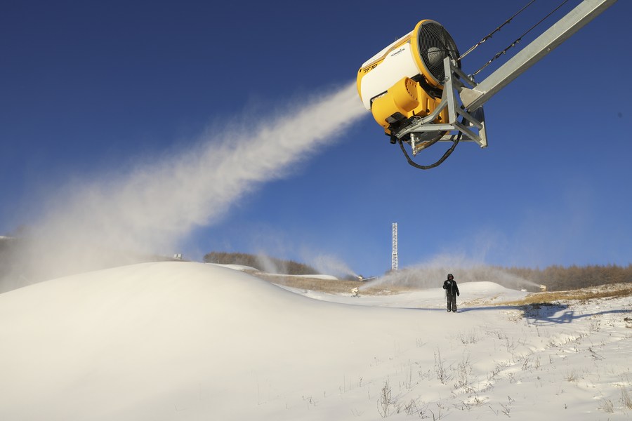 Miembro del personal revisa la máquina de fabricación de nieve en un campo de esquí del distrito Chongli en Zhangjiakou, provincia de Hebei, 19 de octubre del 2021. (Foto: Xinhua/ Wu Diansen)