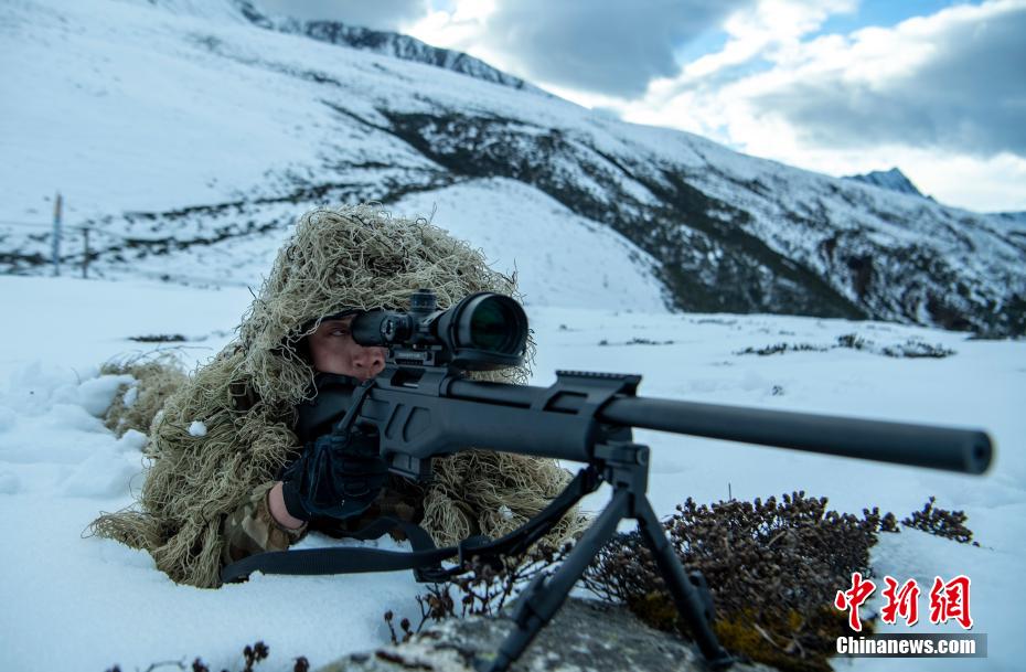 El equipo de policías especiales "Lobos de las Nieves" entrenan en una meseta nevada