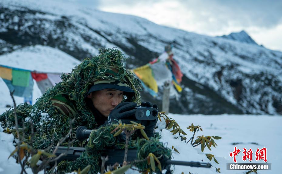 El equipo de policías especiales "Lobos de las Nieves" entrenan en una meseta nevada