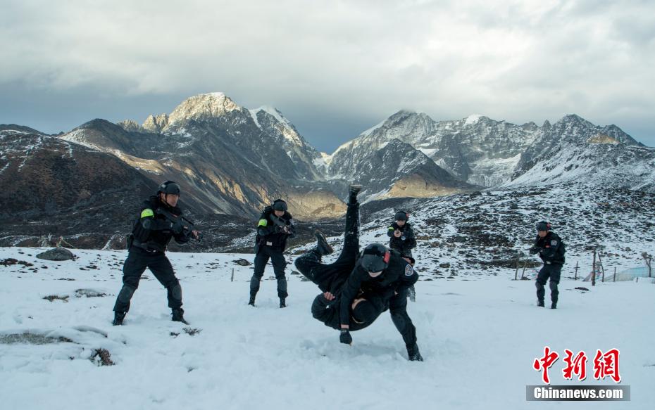 El equipo de policías especiales "Lobos de las Nieves" entrenan en una meseta nevada