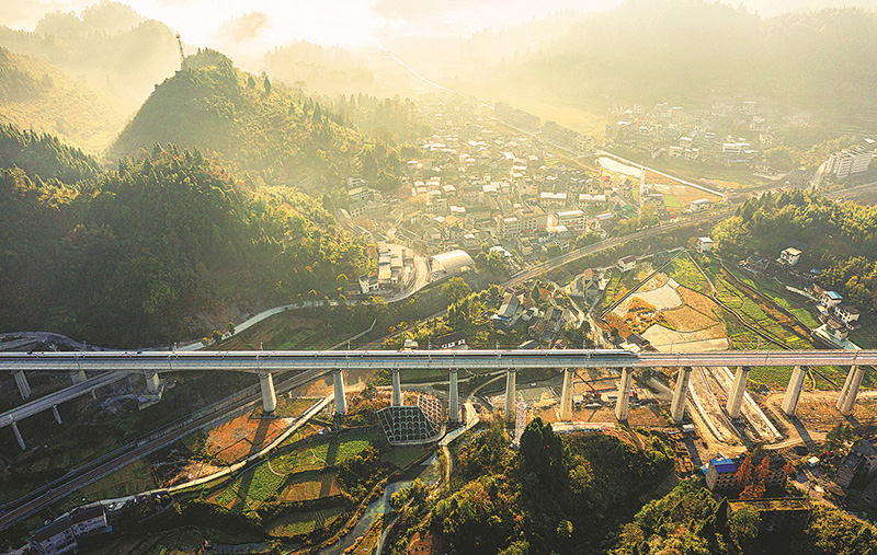 El ferrocarril de alta velocidad Zhangjiajie-Jishou-Huaihua atraviesa una zona monta?osa en las monta?as Wuling, provincia de Hunan, el lunes, cuando se inauguró oficialmente el ferrocarril. La línea tiene una longitud total de 245 kilómetros y una velocidad dise?ada de 350 kilómetros por hora. (Foto: Zhang Shujie/ China Daily)