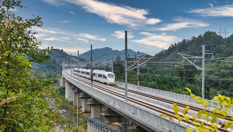 Un tren de prueba circula en una sección del ferrocarril de alta velocidad Zhangjiajie-Jishou-Huaihua en octubre de 2021. [Foto: proporcionada a chinadaily.com.cn]