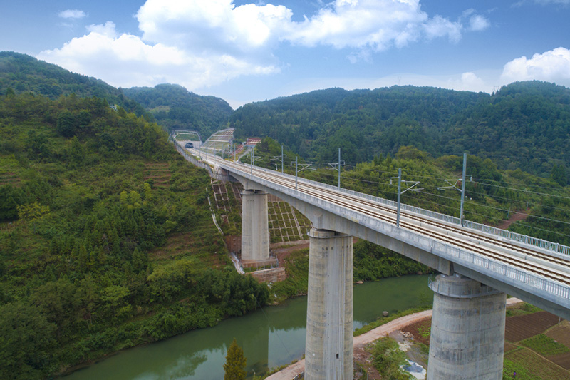 Sección del ferrocarril de alta velocidad Zhangjiajie-Jishou-Huaihua. [Foto: proporcionada a chinadaily.com.cn]