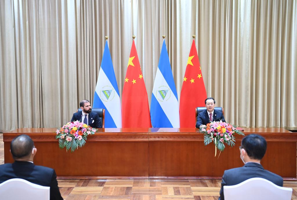  China y Nicaragua firman el Comunicado Conjunto entre la República Popular China y la República de Nicaragua sobre el Restablecimiento de Relaciones Diplomáticas, en Tianjin, en el norte de China, el 10 de diciembre de 2021. (Xinhua/Yue Yuewei)