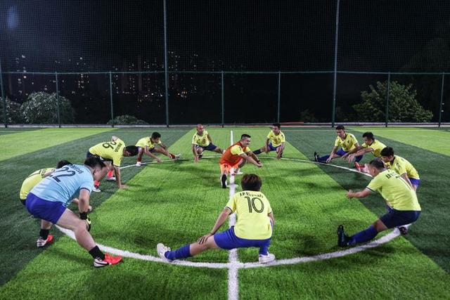 Gao Rixiao y su equipo se reúnen en el campo para entrenar. [Foto: Xinhua]