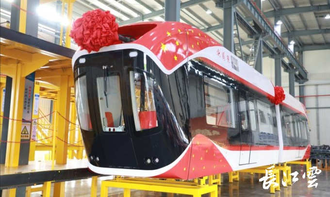 "Xingguo", el primer tren colgante de levitación magnética nacional de China sale de la línea de montaje