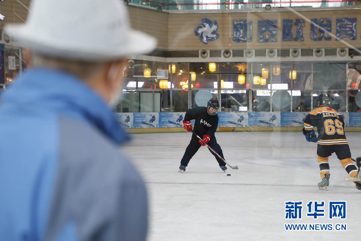 Cao Gang y su equipo de hockey de ancianos