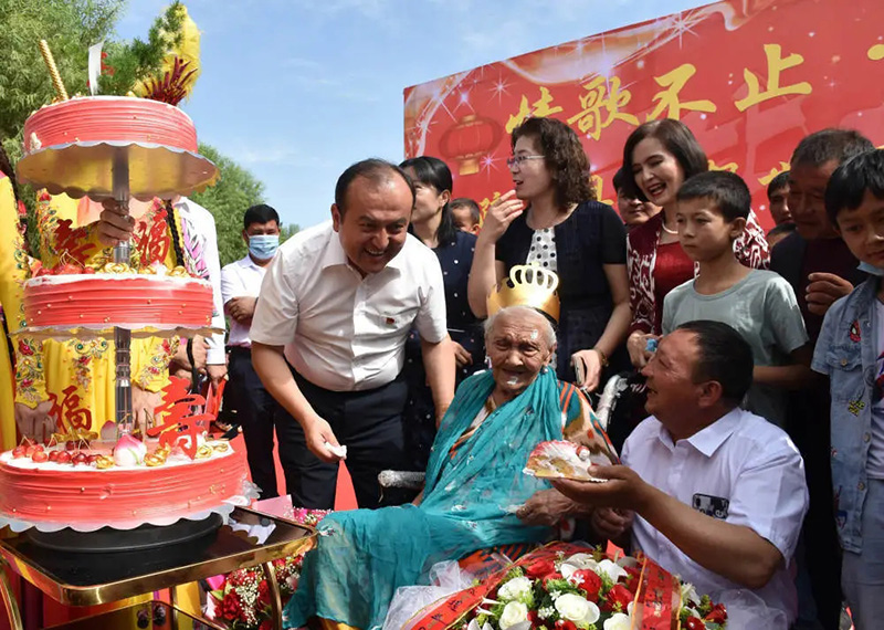 El 25 de junio de 2020, Alemihan Seyiti (centro) celebró su 134 cumplea?os en el condado Shule, Xinjiang. (Foto: cuenta oficial del Diario del Pueblo en Wechat)