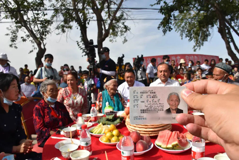 Alimihan Seyiti, nacido el 25 de junio de 1886, celebró su 134 cumplea?os en el condado Shule, Xinjiang.  (Foto: cuenta oficial del Diario del Pueblo en Wechat)