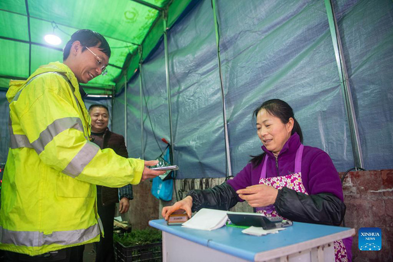 Hornos sin humo reducen la contaminación del aire en Chongqing