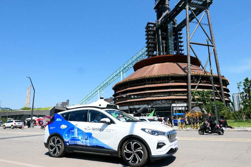 El 2 de mayo de 2021, el "vehículo no tripulado compartido" Apollo GO de Baidu circulaba por el Parque Shougang de Beijing. He Luqi / Pueblo en Línea